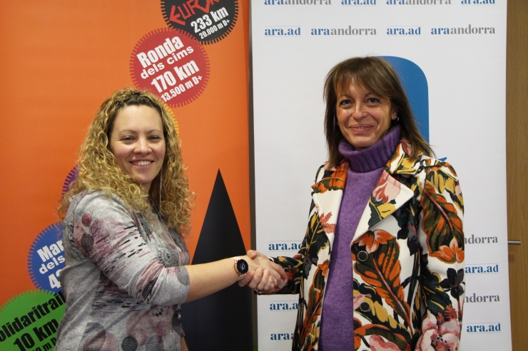La directora-gerent de Cims Màgics, Lídia Martínez, i la directora de l'ARA Andorra, Anna Vives.
 